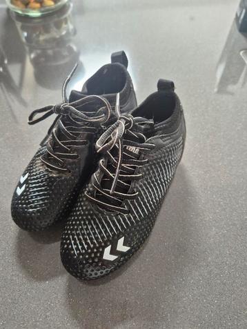Voetbalschoenen maart 27 beschikbaar voor biedingen