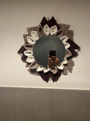 Mooie spiegel macramé beschikbaar voor biedingen