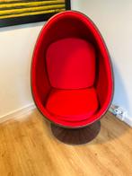 Mooie design egg stoelen met noten hout  kleur rood en geel, Huis en Inrichting, Fauteuils, Ophalen of Verzenden, Zo goed als nieuw