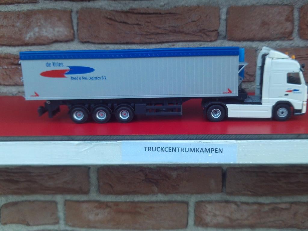 Tekno  Volvo  FH4  met  kipoplegger  van  de  Vries.