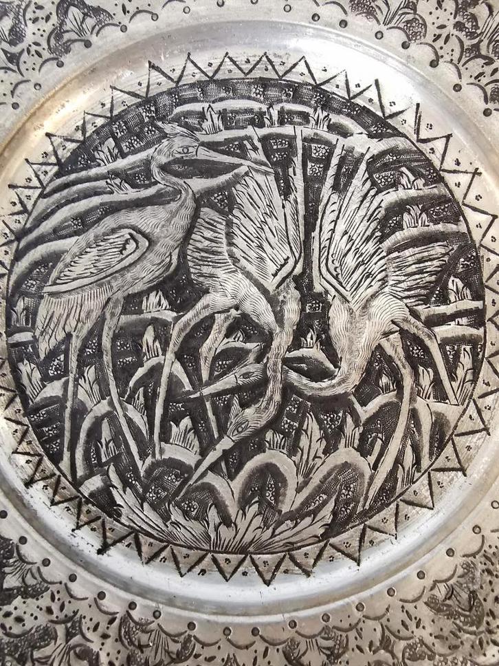 Antiek Chinees oosters ? Metaal bord met kraanvogels, Antiek en Kunst, Antiek | Wandborden en Tegels, Verzenden