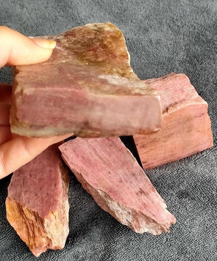 Thuliet uit Noorwegen om te slijpen 1980 gram, Verzamelen, Mineralen en Fossielen, Mineraal, Ophalen