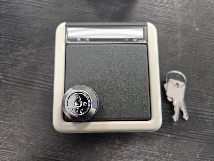 16x Gira SW opbouw 044930, randaarde,klapdeksel,slot, zgan, Doe-het-zelf en Verbouw, Elektra en Kabels, Zo goed als nieuw, Stopcontact