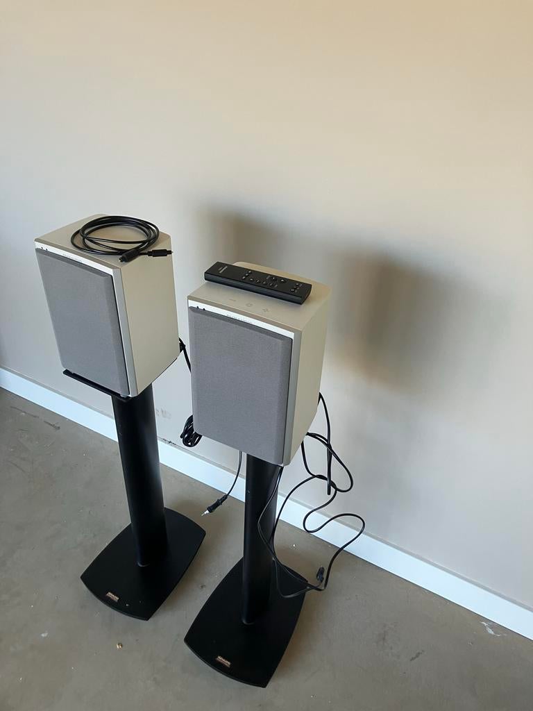 Dynaudio Xeo 2 Actieve Speakers met Stands, Gebruikt, 60 tot 120 watt, Front, Rear of Stereo speakers, Ophalen