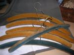 6 oude kledinghangers met velours stof bekleed oker / blauw, Ophalen of Verzenden