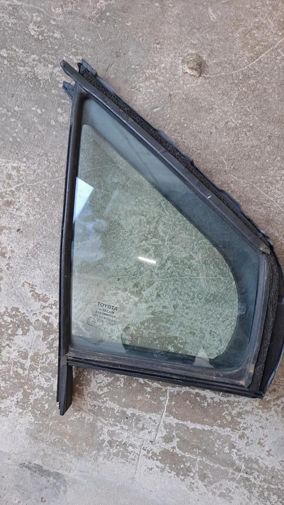 Driekhoeksruit rechtsvoor toyota yaris p13, Ophalen of Verzenden