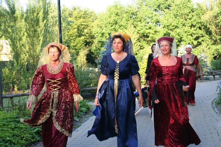 Jonkvrouw, prinses, middeleeuwse heks enz max €22 compeet, Kleding | Dames, Carnavalskleding en Feestkleding, Zo goed als nieuw