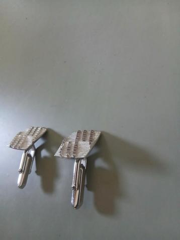 Zilverkleurige manchetknopen – strak en tijdloos beschikbaar voor biedingen