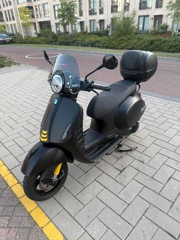 Vespa GTS 300 HPE notte - 2022 - 1055km beschikbaar voor biedingen