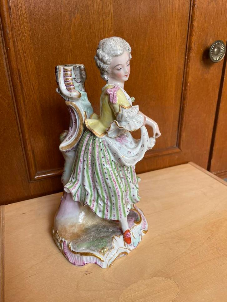 Porseleinen beeldje met kaarshouder, Antiek en Kunst, Antiek | Porselein, Ophalen of Verzenden