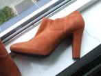 Unisa hoog gesloten pumps terra/cognac maat 39, Pumps, Overige kleuren, Ophalen of Verzenden, Zo goed als nieuw