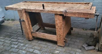 Prachtige nostalgische werkbank met bankschroef  beschikbaar voor biedingen