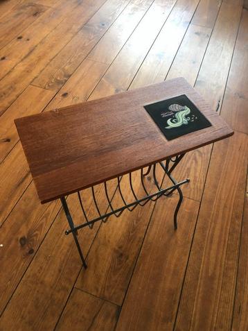 Prachtige vintage lectuurtafel / bijzettafel, vintage design beschikbaar voor biedingen