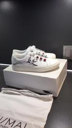 Mi/Mai witte lederen geborduurde piercing sneakers maat 38, Kleding | Dames, Schoenen, Ophalen of Verzenden, Nieuw, Wit, Sneakers of Gympen