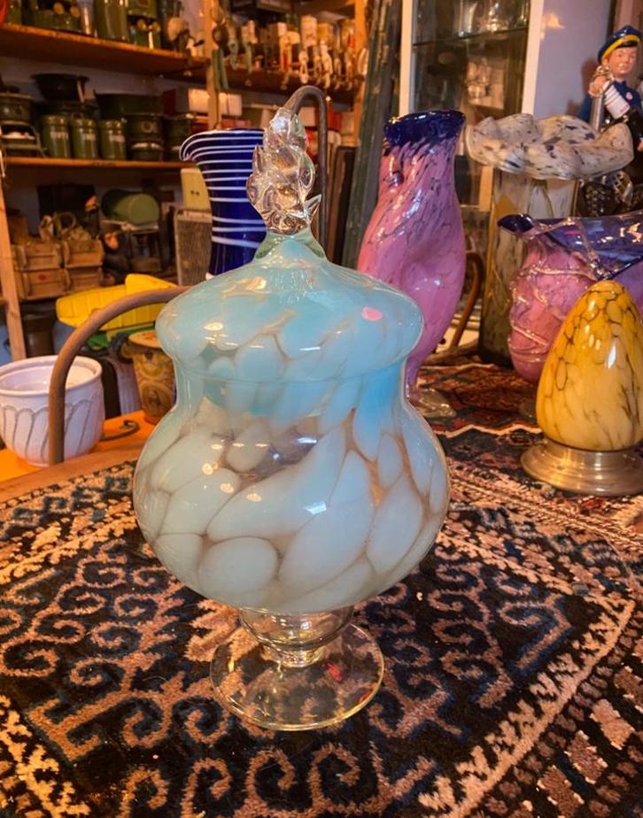 Vintage glazen vaas opaline en turkoois wervelend patroon., Antiek en Kunst, Antiek | Glas en Kristal, Ophalen of Verzenden