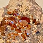 Vanadiniet kristallen op matrix, Verzamelen, Mineralen en Fossielen, Ophalen of Verzenden