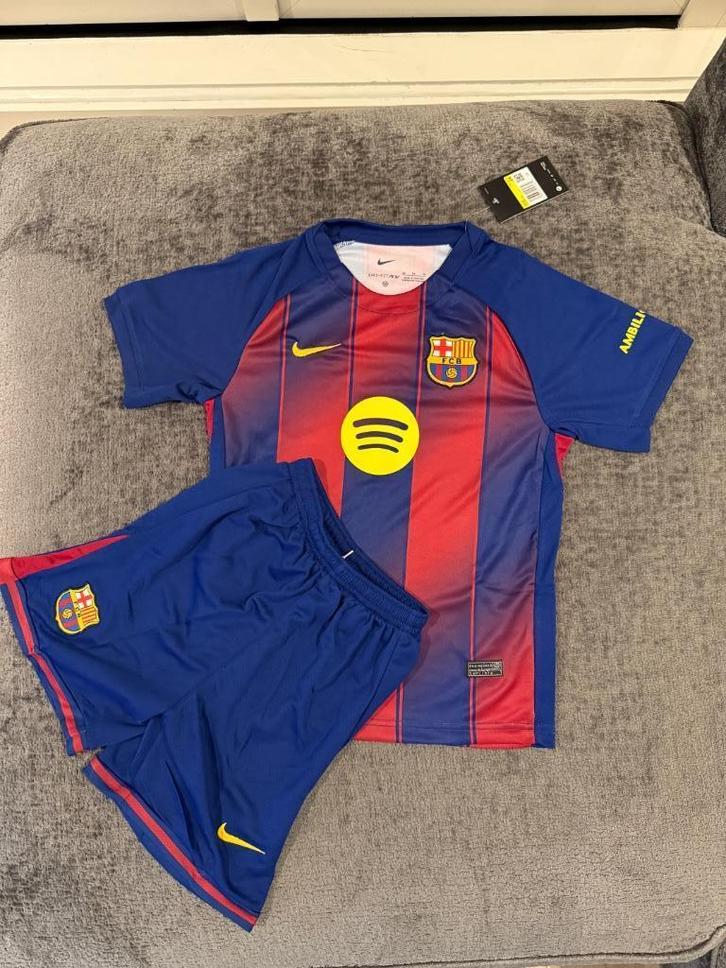 Nieuwe Barcelona tenue, Sport en Fitness, Voetbal, Nieuw, Set, Maat XS of kleiner, Ophalen of Verzenden
