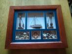 Uniek schilderij met zeilboot en schelpen, houten lijst, Ophalen, Zo goed als nieuw, Hout, Minder dan 50 cm