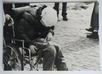 Foto man in rolstoel jaren 80/90, Verzenden, 1980 tot heden, Zo goed als nieuw, Overige onderwerpen