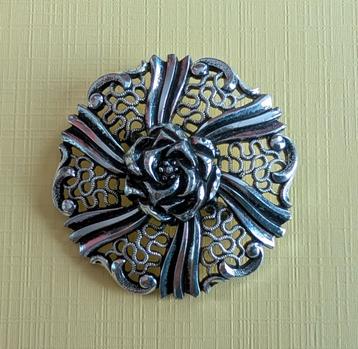 Antieke broche, bloem zilverkleurig uit Finland beschikbaar voor biedingen