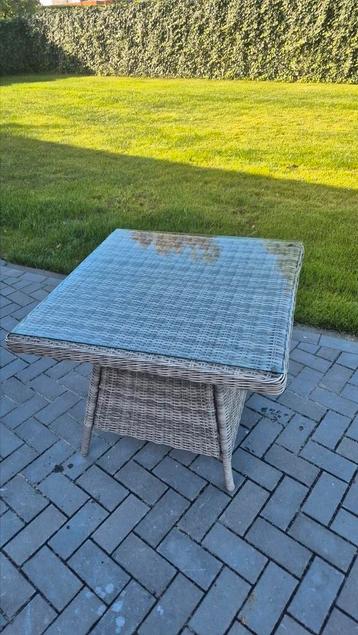 tuin tafel beschikbaar voor biedingen