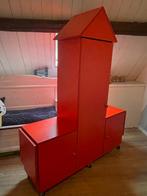 Rode speelgoedkast in de vorm van een huis, Kinderen en Baby's, Kinderkamer | Commodes en Kasten, Ophalen, Gebruikt, 105 cm of meer