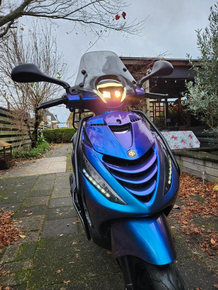 Piaggio Zip BROM 2018 full option! 3000km! (Scooter brommer), Fietsen en Brommers, Scooters | Piaggio, Zo goed als nieuw, Zip