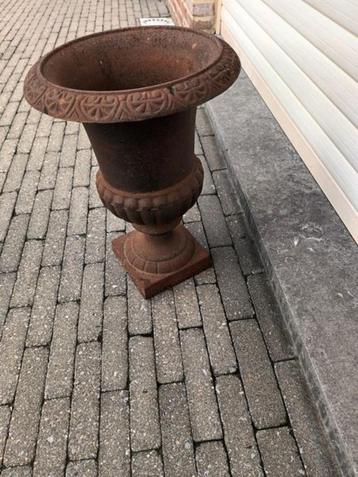 Bloempot, gietijzer beschikbaar voor biedingen