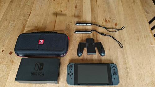 Nintendo Switch met joy-con controllers en hoes, Spelcomputers en Games, Spelcomputers | Nintendo Switch, Zo goed als nieuw, Switch Original