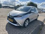 Toyota Aygo 1.0 VVT-i x-play / Trekhaak / Navi / Camera, Voorwielaandrijving, Stof, Gebruikt, Euro 6
