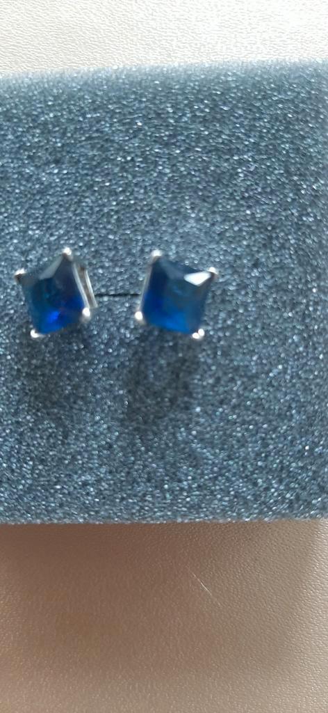 zilveren oorbellen met donkerblauwe steentjes, Sieraden, Tassen en Uiterlijk, Oorbellen, Gebruikt, Zilver, Blauw, Ophalen of Verzenden