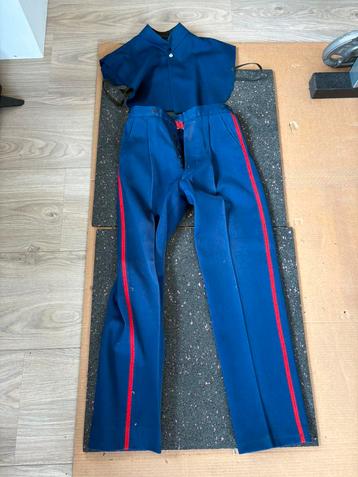 donkerblauw uniform met rode bies, cape, vestje, militair beschikbaar voor biedingen