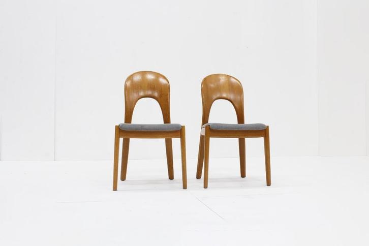 Vintage Deense eetkamerstoelen door Niels Koefoed, Huis en Inrichting, Stoelen, Zo goed als nieuw, Twee, Hout, Stof, Blauw, Ophalen