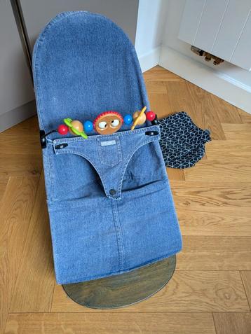BabyBjorn wipstoel met speelboog en extra hoes beschikbaar voor biedingen