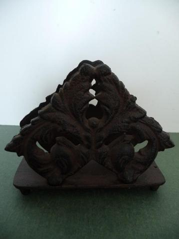 Leuke gietijzeren brievenstandaard. beschikbaar voor biedingen