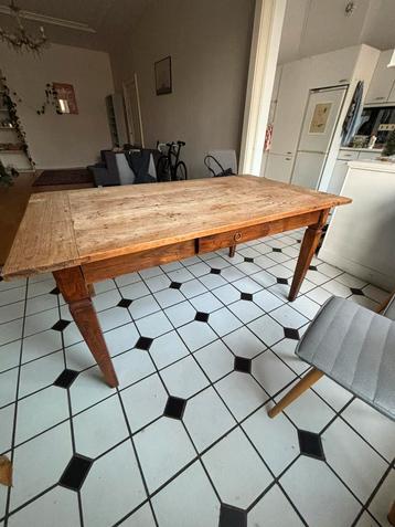 Houten tafel beschikbaar voor biedingen