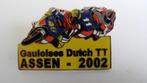 TT Assen 2002 motorwegrace speld, Gauloises Dutch TT, Verzamelen, Merk, Gebruikt, Speldje of Pin, Verzenden