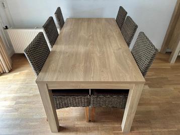 Eetkamertafel + 6 stoelen beschikbaar voor biedingen
