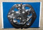 Metalen baret embleem Huzaren van Sytzama, Ophalen of Verzenden, Landmacht, Nederland, Embleem of Badge