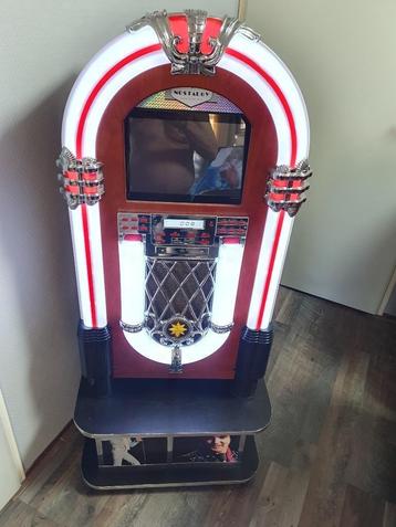 NIEUWE JUKEBOX ,door inruil verkregen , met vele mogelijkhed beschikbaar voor biedingen