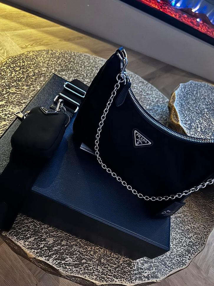 Prada re edition, Sieraden, Tassen en Uiterlijk, Tassen | Damestassen, Zo goed als nieuw, Handtas, Zwart, Ophalen