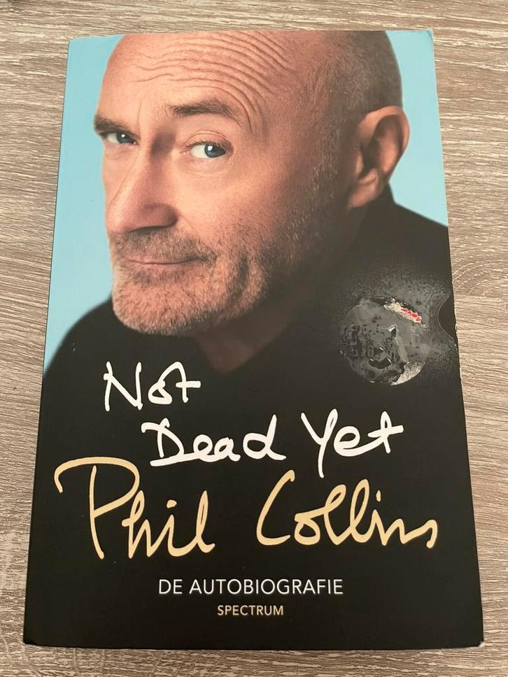 Phil Collins - Not Dead Yet, Boeken, Biografieën, Zo goed als nieuw, Ophalen of Verzenden
