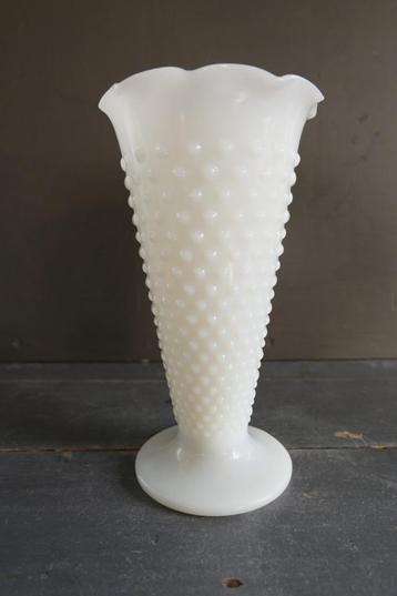 Vintage Anchor Hocking Hobnail vaas wit melk glas beschikbaar voor biedingen