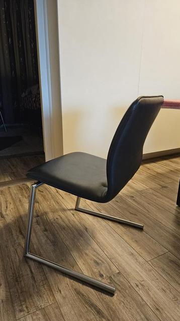 Zwarte stoelen – comfortabel en stijlvol beschikbaar voor biedingen