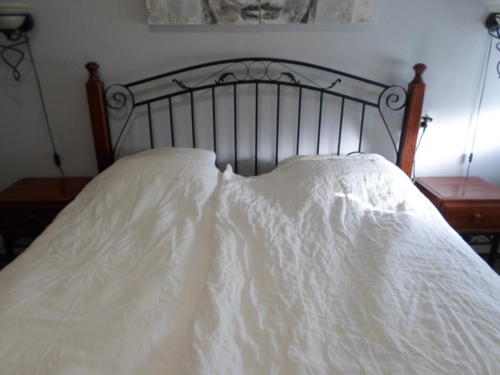 2 persoons smeedijzer kersen houten bed + 2 nachtkastjes, Huis en Inrichting, Slaapkamer | Bedden, Ophalen, Gebruikt, Bruin, Romantisch