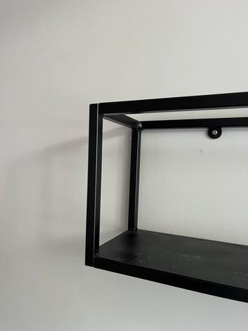Zwarte Industriële Wandplank beschikbaar voor biedingen