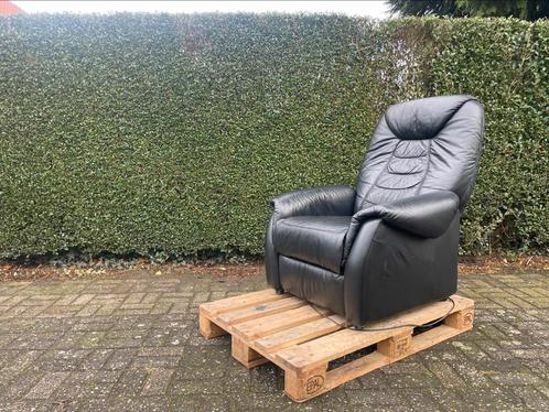 Stawett elektrische verstelbare sta op stoel. leer, zwart, Huis en Inrichting, Fauteuils, Gebruikt, Leer, 50 tot 75 cm, Minder dan 75 cm