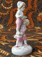 Spelende jongens mooi antiek beeldje uit Duitsland 15,8 cm., Antiek en Kunst, Ophalen of Verzenden