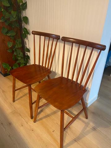 Twee vintage retro spijlstoelen hout beschikbaar voor biedingen