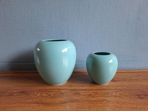 Twee mintgroene vazen, Huis en Inrichting, Woonaccessoires | Vazen, Gebruikt, Groen, Minder dan 50 cm, Aardewerk of Porselein